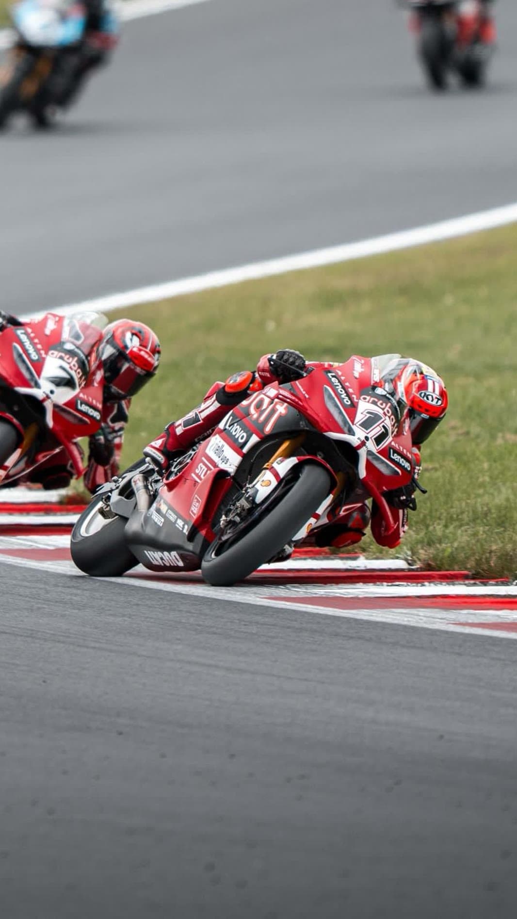 Nicolò Bulega in azione davanti a Iker Lecuona all'Autodrom Most 2026