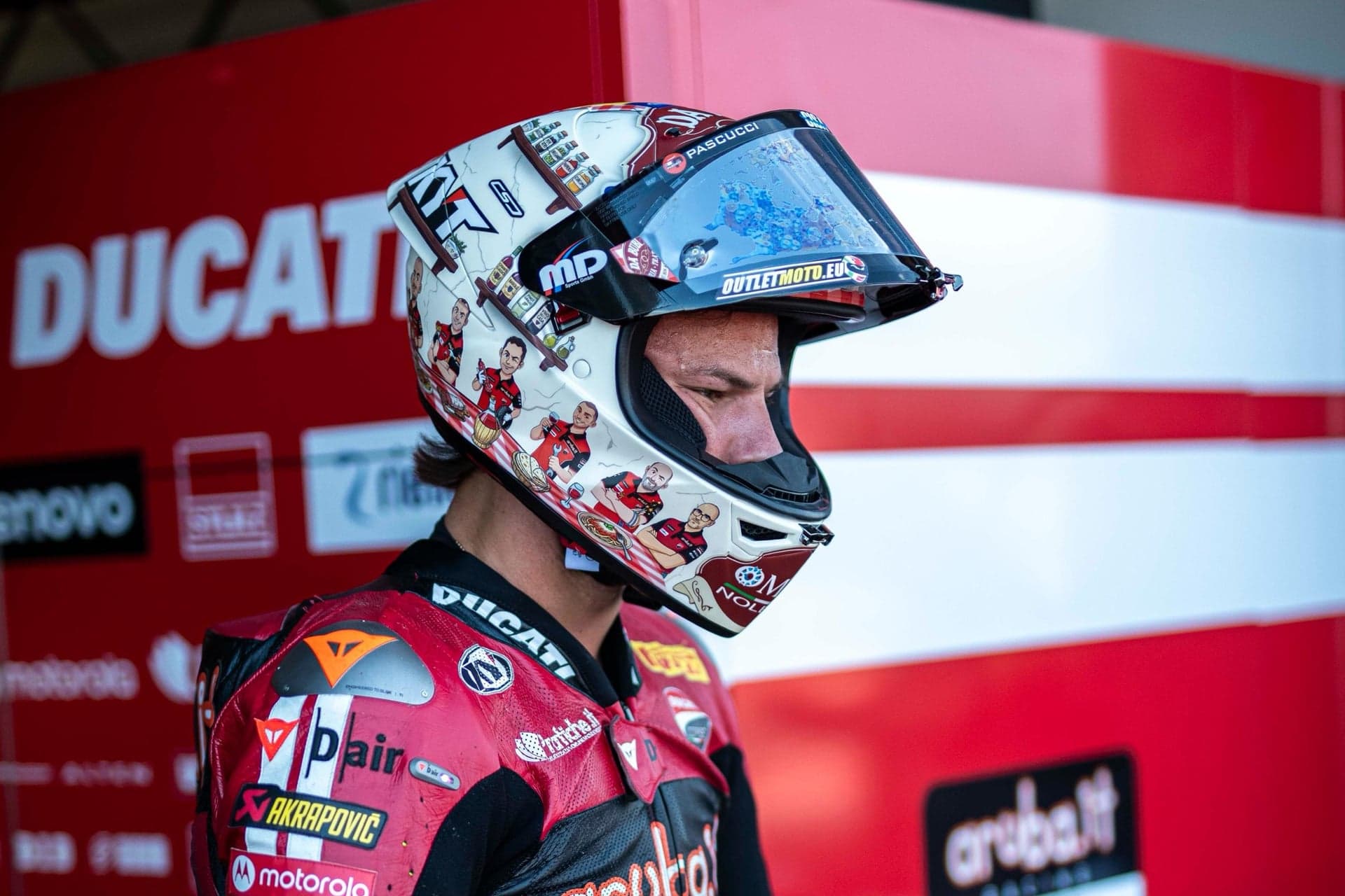 Nicolò Bulega indossa il casco speciale di Misano davanti al box Ducati 2026