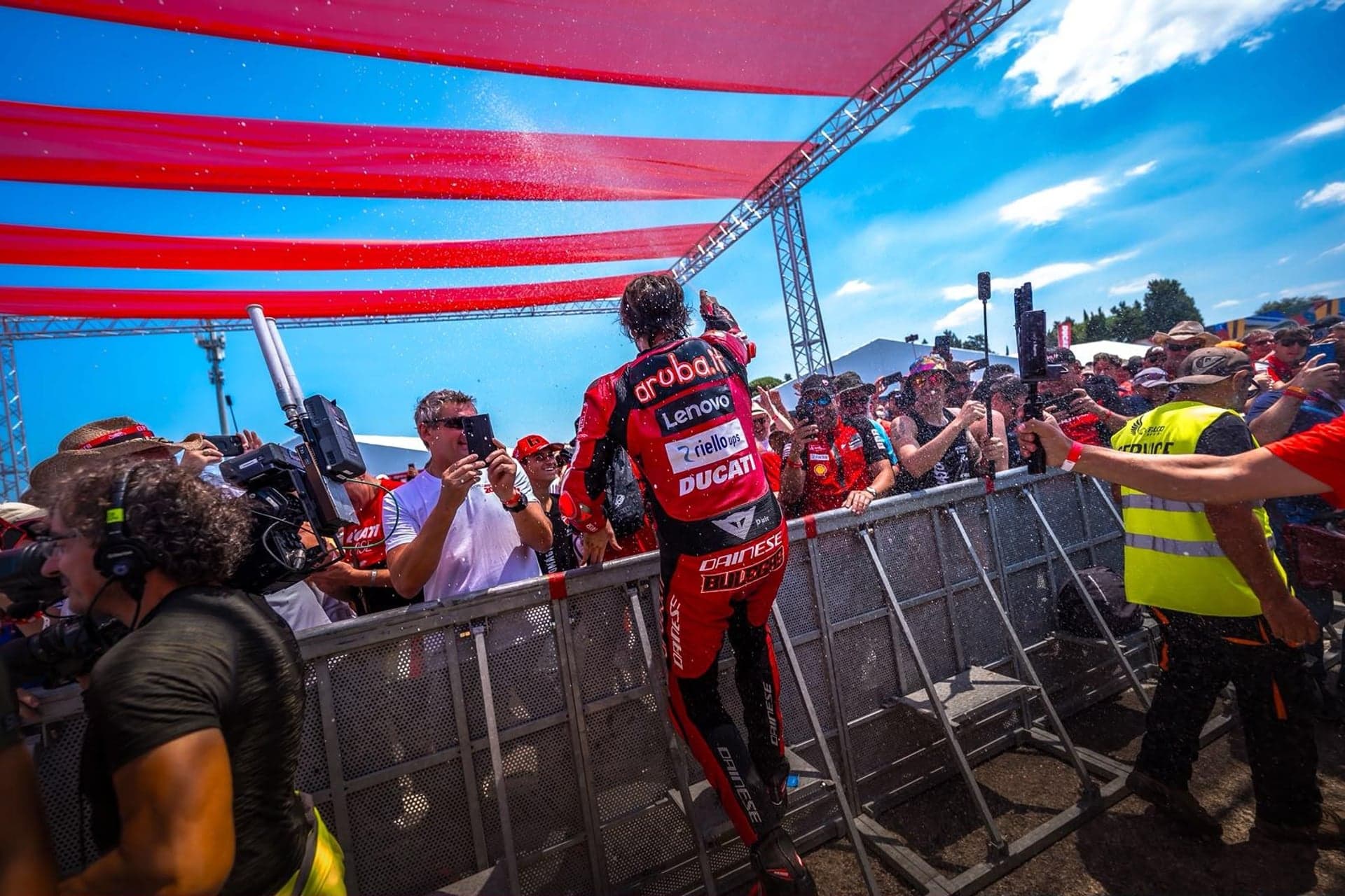 Nicolò Bulega festeggia con i tifosi Ducati alla World Ducati Week 2026