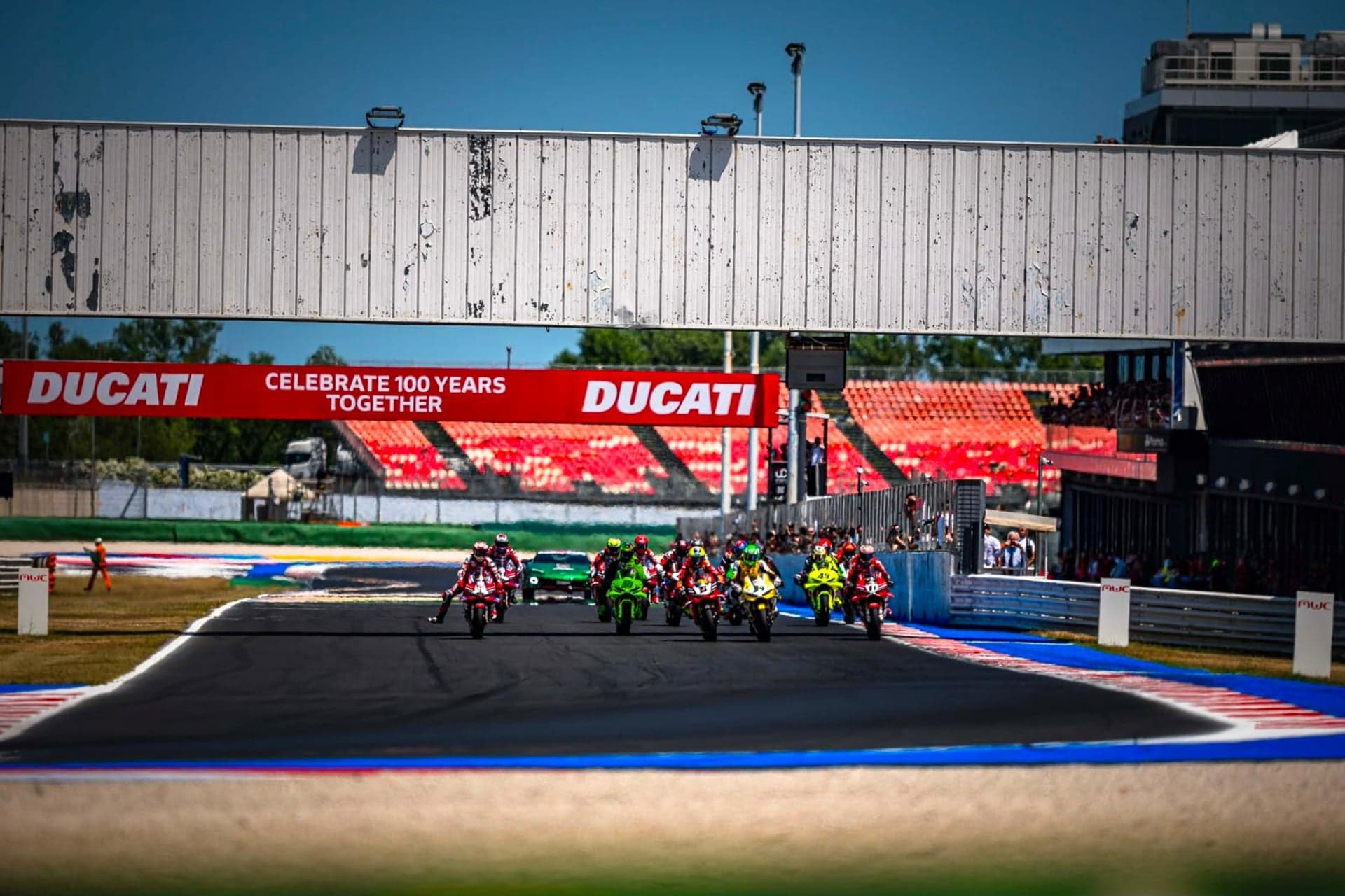 Il via della Lenovo Race of Champions al Misano World Circuit