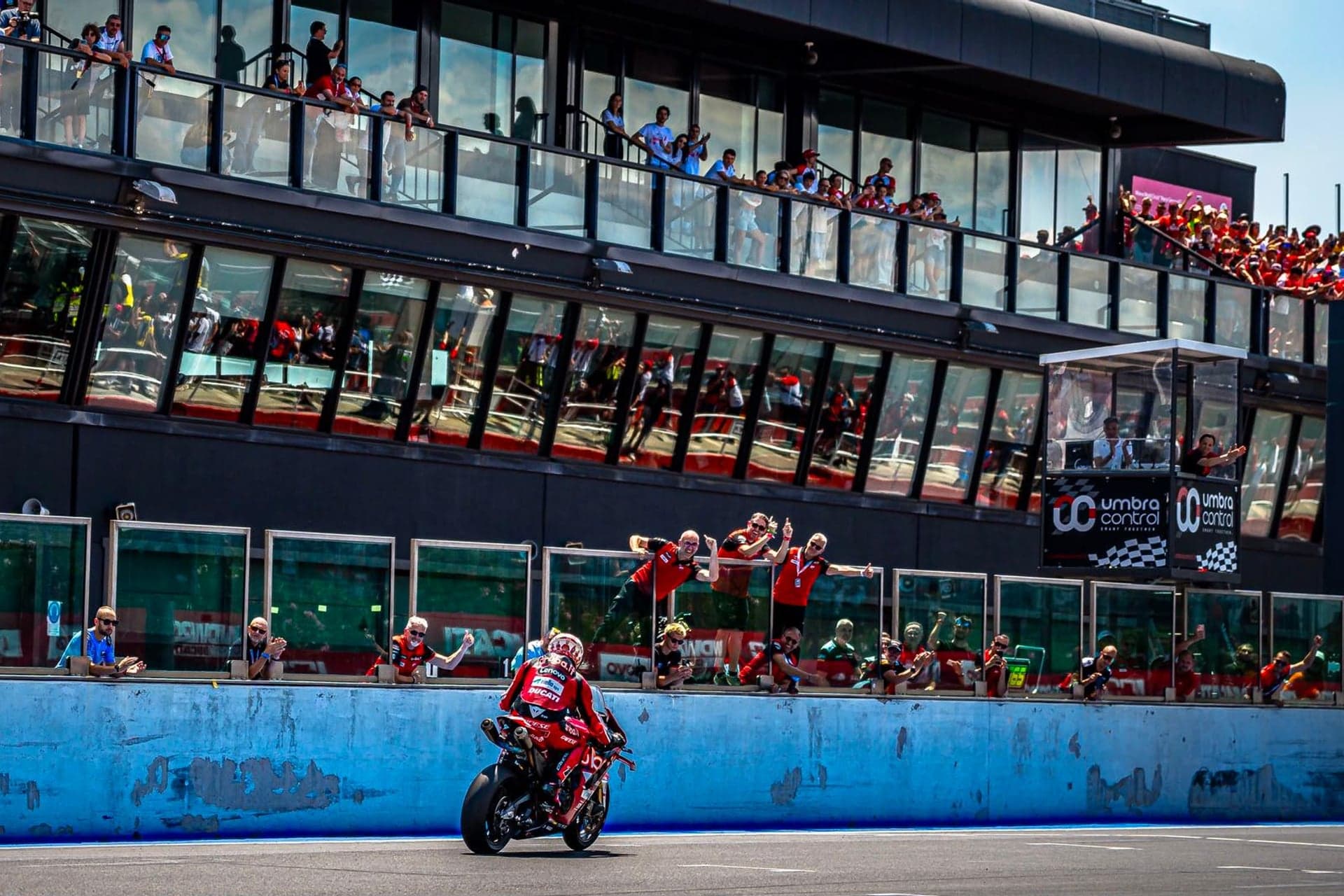 Nicolò Bulega festeggiato dal box Aruba.it Racing – Ducati al termine della Race of Champions