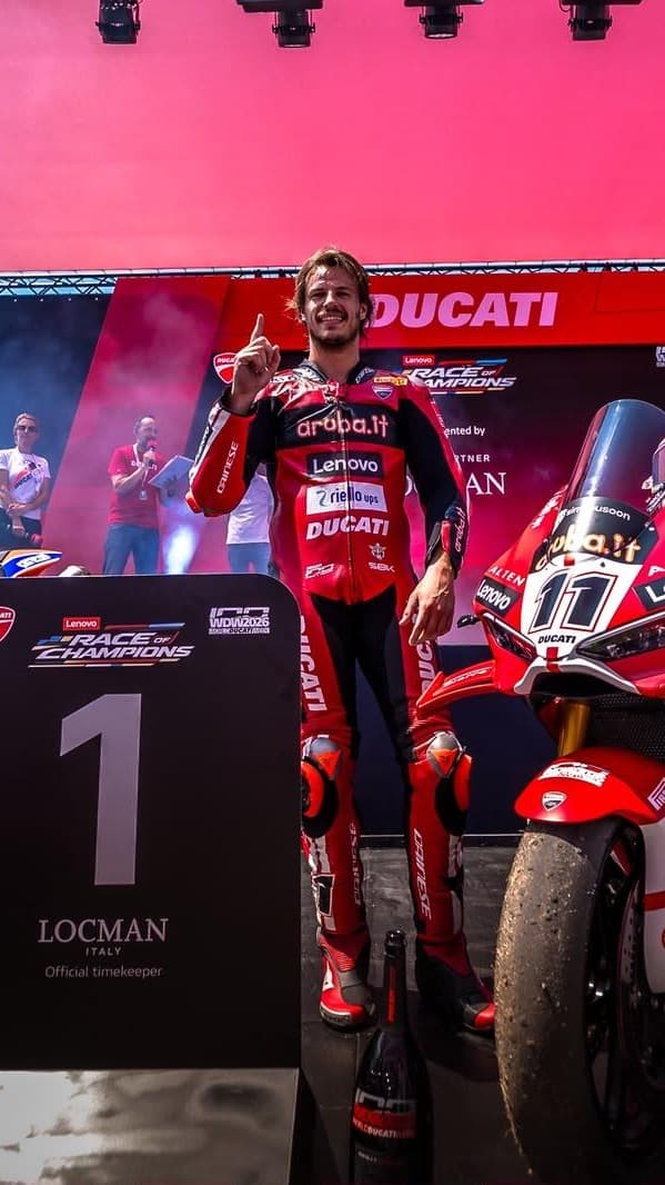 Nicolò Bulega sul podio della Lenovo Race of Champions alla World Ducati Week 2026
